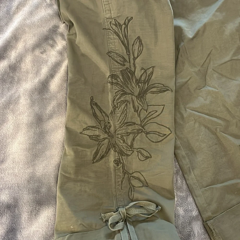 Women's Lucky Brand Army Green embroidered Roll Cuff Capris, Size 4 - Picture 5 of 5